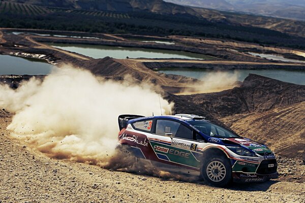 Ford deriva en el Rally