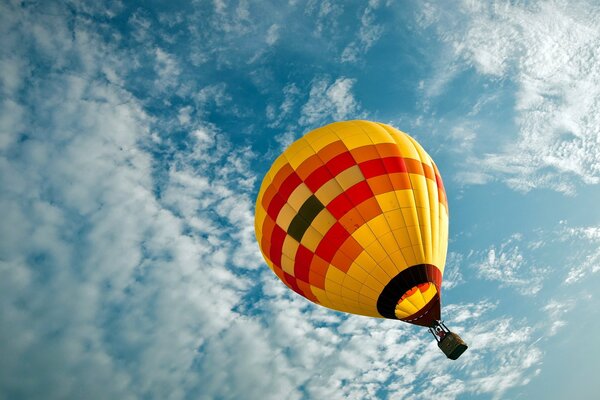 Un palloncino vola in alto tra le nuvole