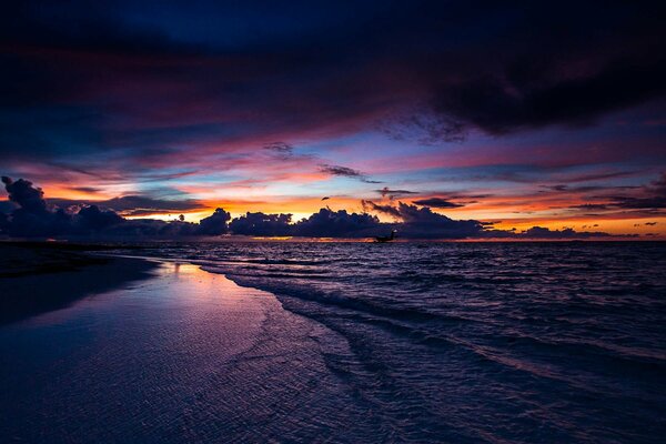 Incantevole tramonto sulle spiagge, Maldive, mare