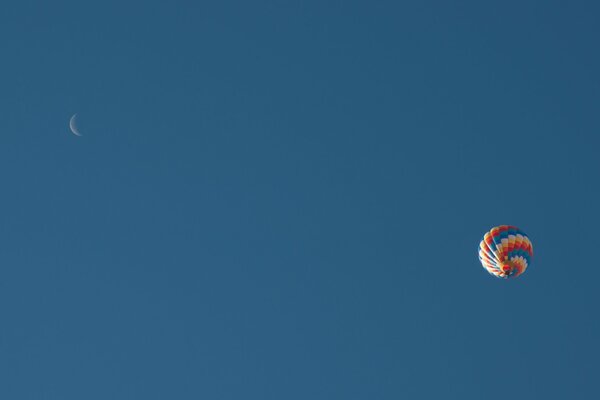 Palloncino colorato nel cielo blu