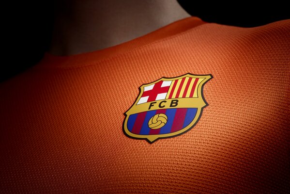 Логотип футбольного клуба Барселона. На футболке