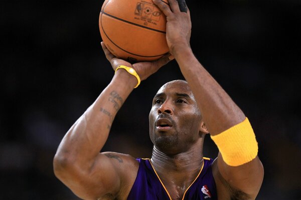 Basketballspieler Kobe Bryant bereitet sich darauf vor, den Ball zu werfen