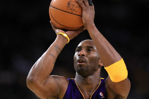 Il giocatore di basket Kobe Bryant si prepara a lanciare la palla
