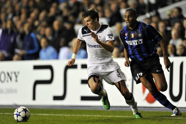 Deux gars fuient le football