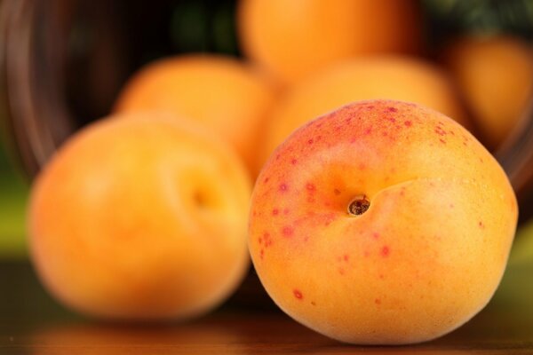 Saftige orangefarbene Pfirsiche im Korb. Korb mit Vitaminen