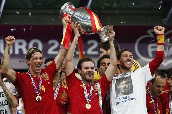 Spanische Fußballer mit Siegerpokal