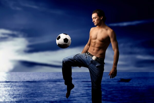 Футболист на фоне моря