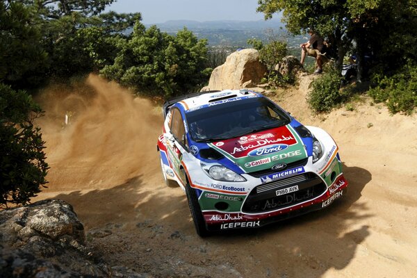 Auto-Rallye auf einem Ford im Sand