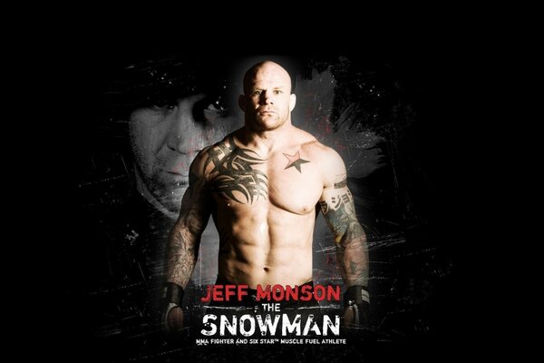 Jeff Monson sur fond noir avec torse nu en tatouages