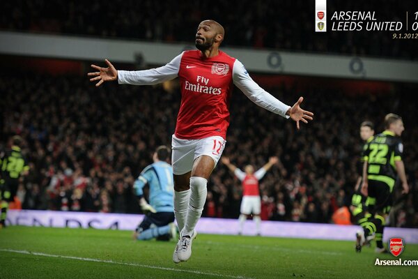 Il calciatore francese Thierry Henri corre sul campo