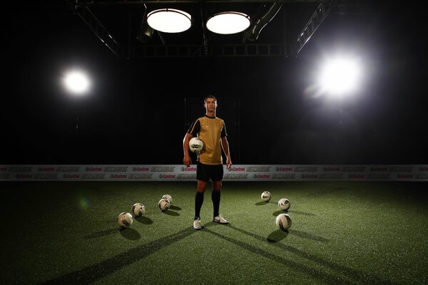 Cristiano Ronaldo con balones en el campo de fútbol