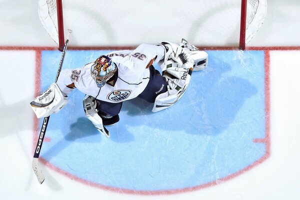 Gardien de but de hockey en uniforme à la porte