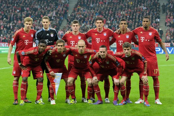 El equipo del Bayern en el campo de fútbol