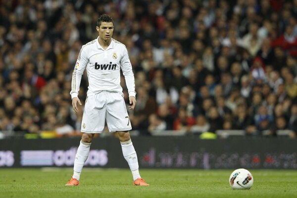 Le footballeur Cristiano Ronaldo joue au football