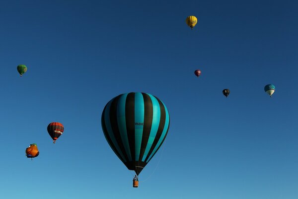 Ballons dans le ciel magnifiquement