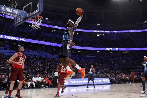 Baloncesto, canasta y salto de jugador