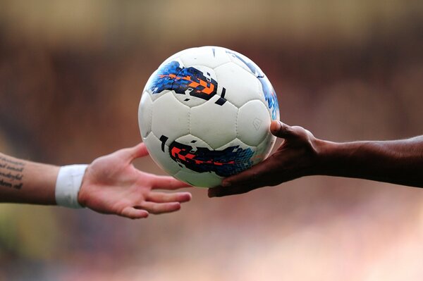 La pelota de colores es recogida amistosamente