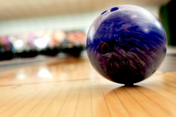 Boule de bowling plancher brun