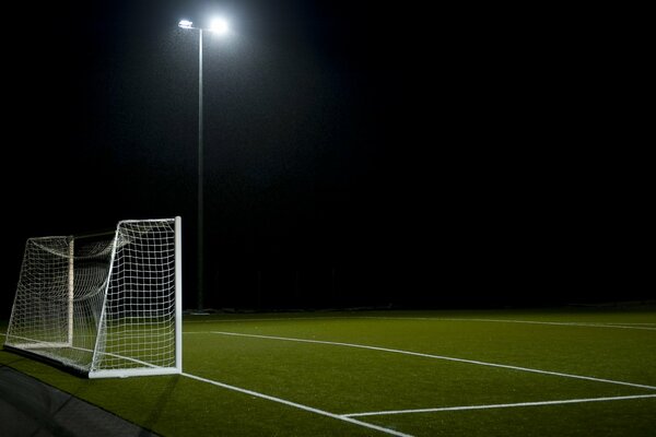 Porte sur le terrain de football dans l obscurité