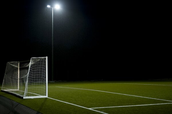 Brama na boisku piłkarskim w ciemności