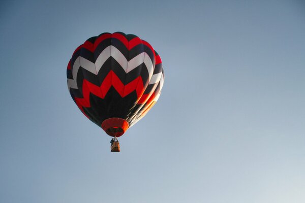 El globo se elevó hacia el cielo