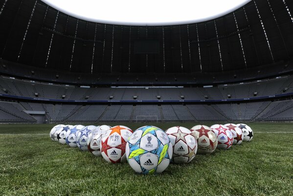 Balones de fútbol en el campo