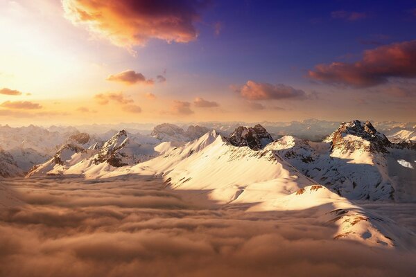 Montañas atrapan nubes en el cielo