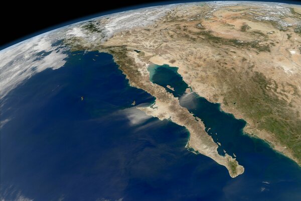 Fotos del océano y California desde el espacio