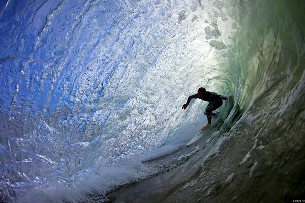 Surf. L homme dans la vague sur le tableau noir