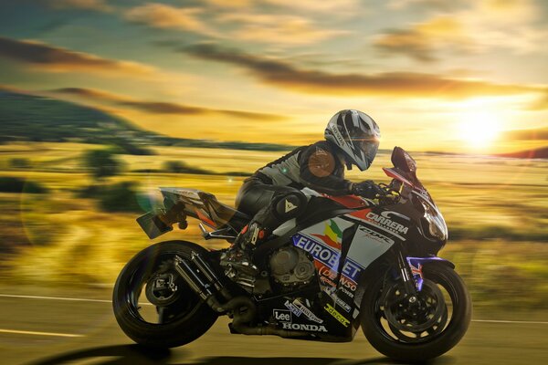 Carreras de motos Honda al atardecer