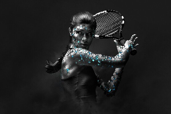 Женщина украшенная в стиле Арт играет в большой теннис