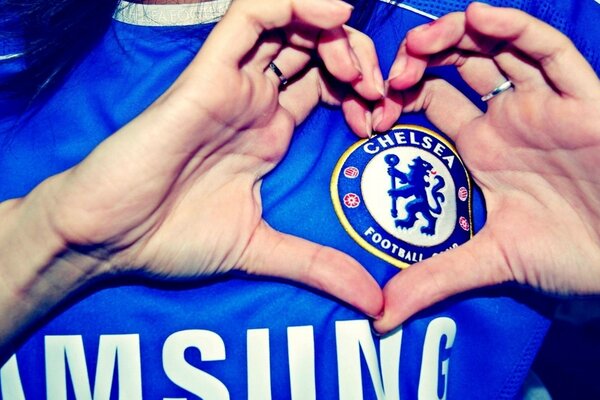 Emblema de Chelsea en el corazón de las manos