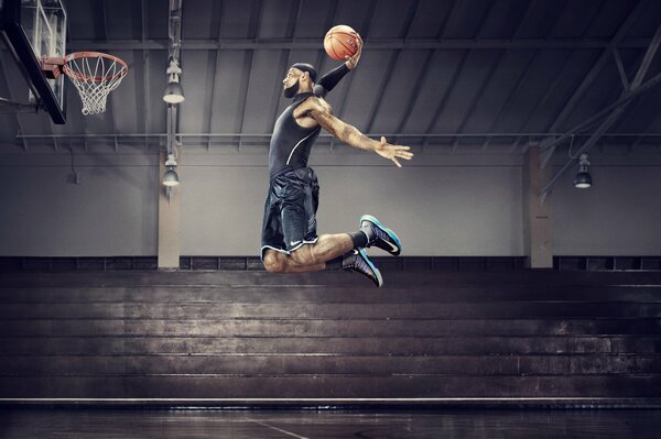 Il giocatore di basket James Lebron all NBA All-Star Game nel salto