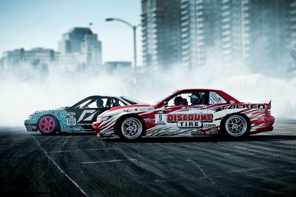 Drift voitures de sport sur la piste