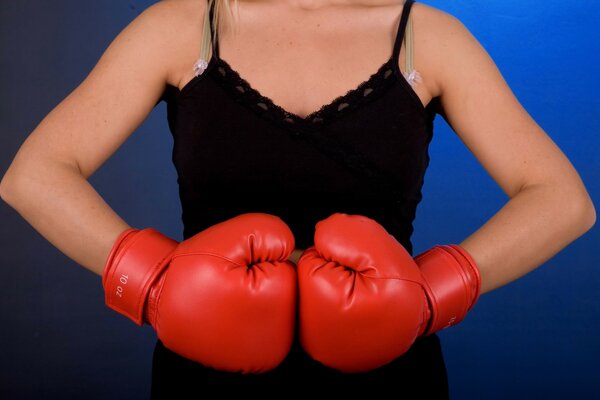 Fille dans des gants de boxe