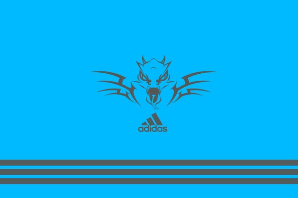 Marca Adidas sobre fondo azul