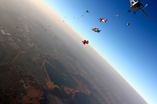 Paracaidistas en el aire. Salto desde un avión