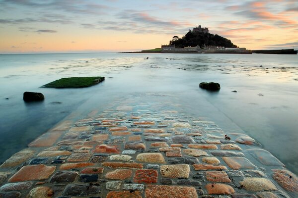 Chemin de pierre à travers la mer. Château de la montagne