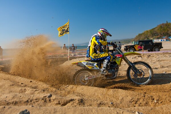 Cross dans le sable en été