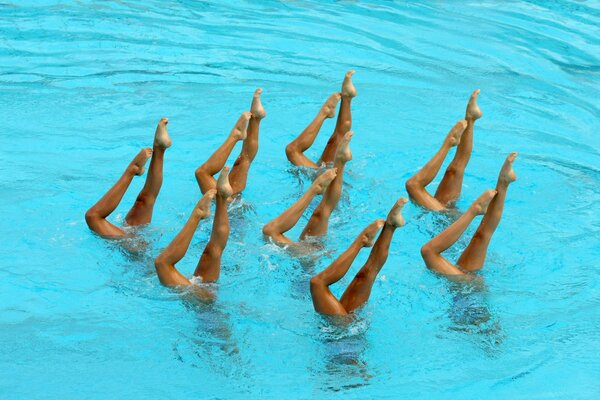 Synchronschwimmen im Pool