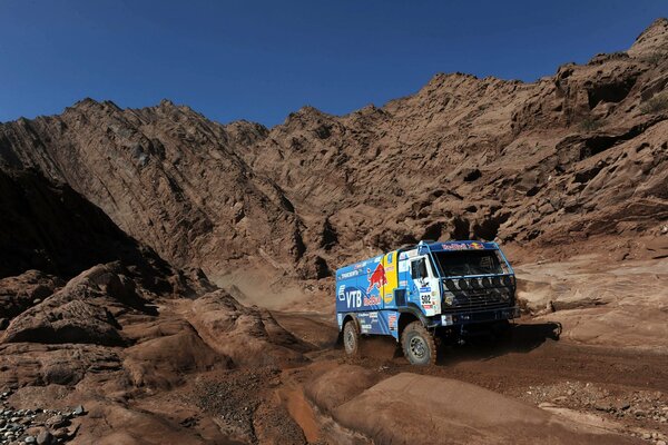 Rennen auf Kamaz in den Bergen