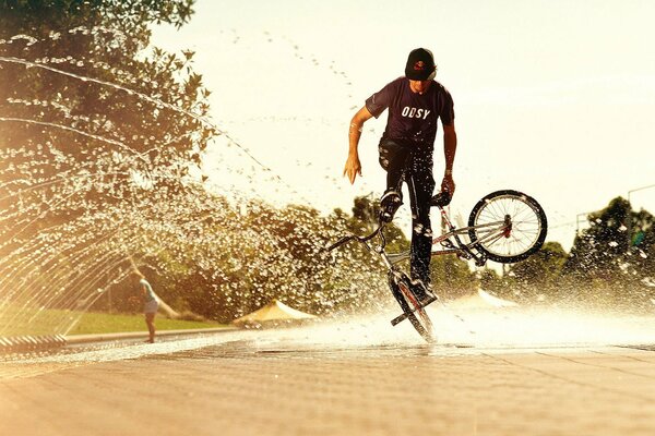 Faire du vélo près de la fontaine