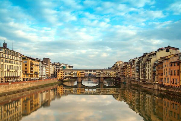 Belle réflexion des bâtiments de l Italie dans la rivière