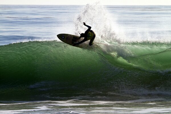 Surf sur la grande vague verte