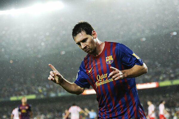 Messi en el campo bajo la lluvia