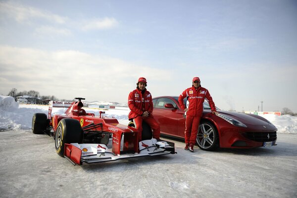 Samochody wyścigowe Ferrari z kierowcami