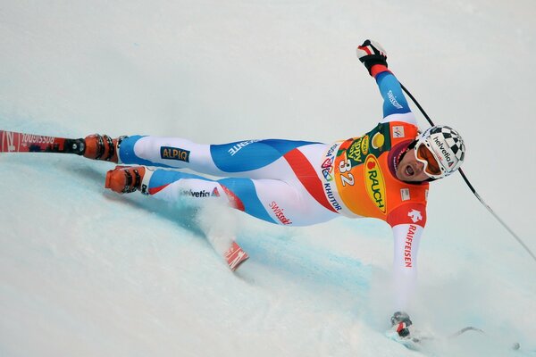 Sturz eines Skifahrers mit Geschwindigkeit im Schnee