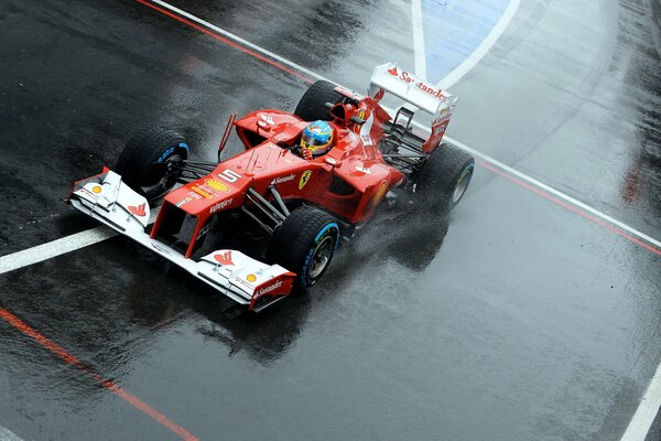 Formel-1-Bolide im Regen
