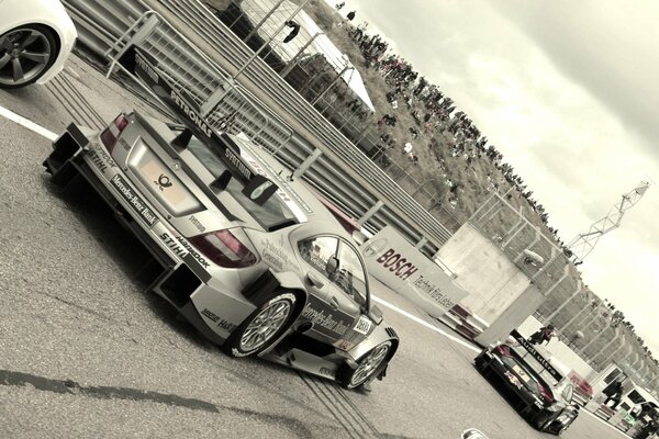 Foto en blanco y negro de un coche de carreras