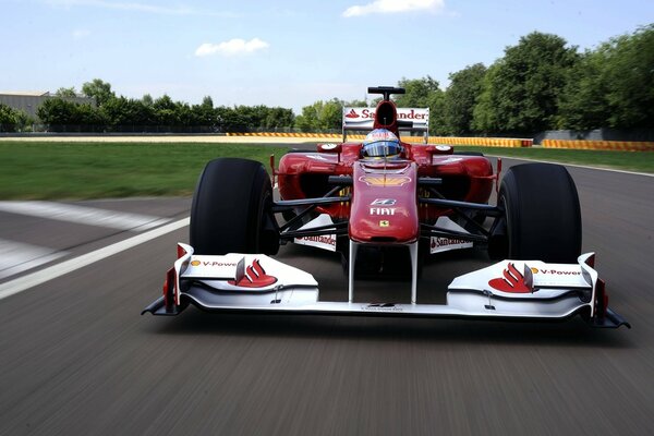 El coche de carreras de Ferrari en la pista